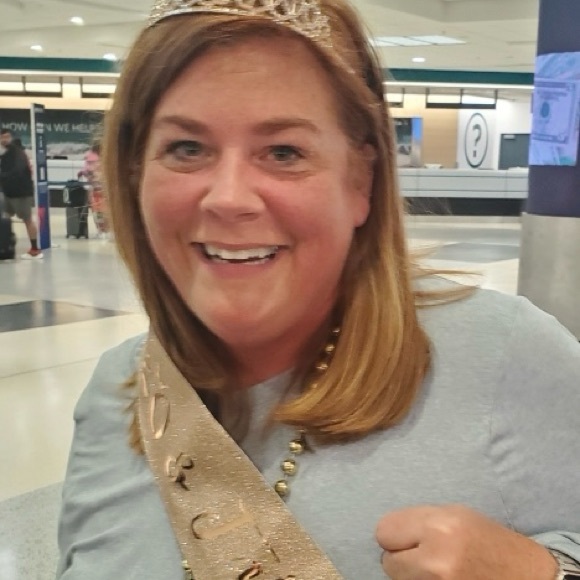 Meet your Posher, Nicole - Picture 3 of 6